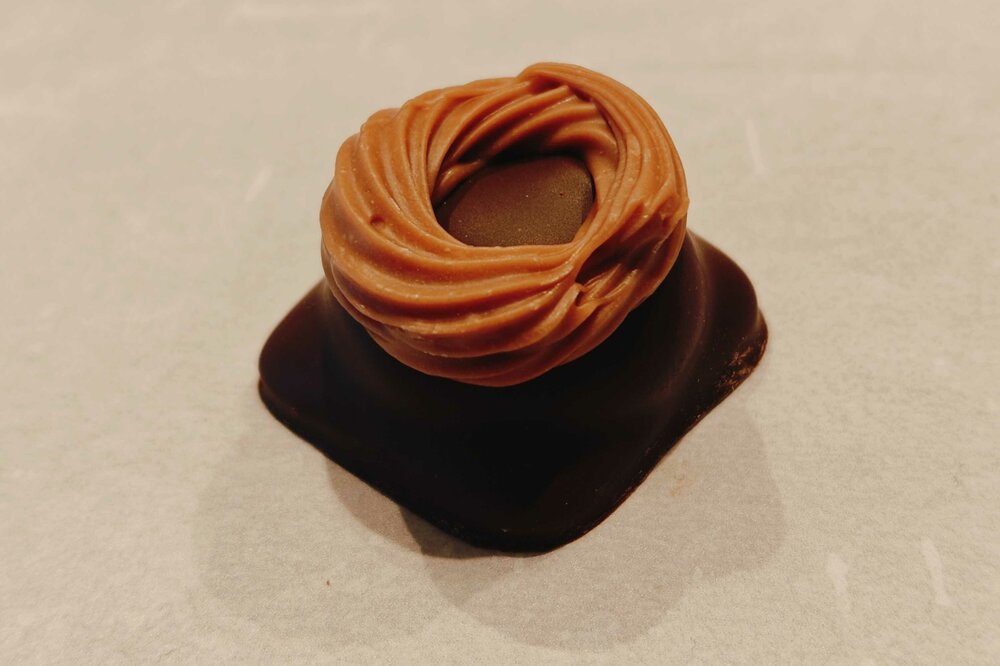 Krokant plakje puur met melk ganache