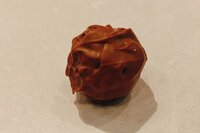Alkmaarse kogel melk hazelnoot pralin&eacute;