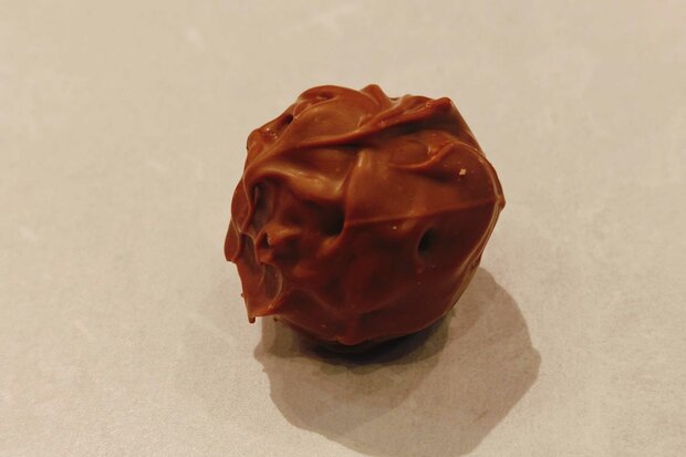 Alkmaarse kogel melk hazelnoot pralin&eacute;